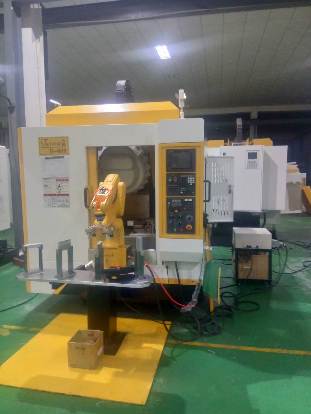 高速鉆孔攻牙機(jī)D-600 (帶機(jī)械手，全自動(dòng)上下料）